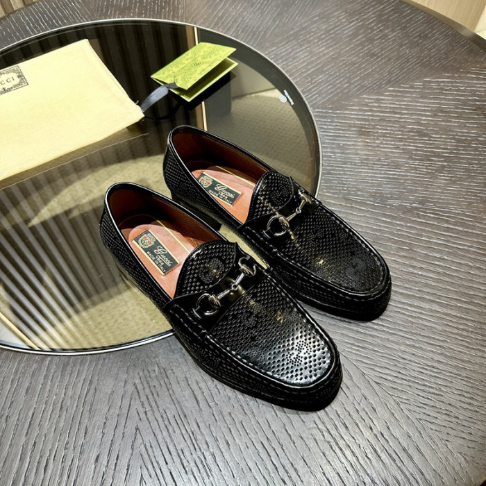 G*u*i loafer