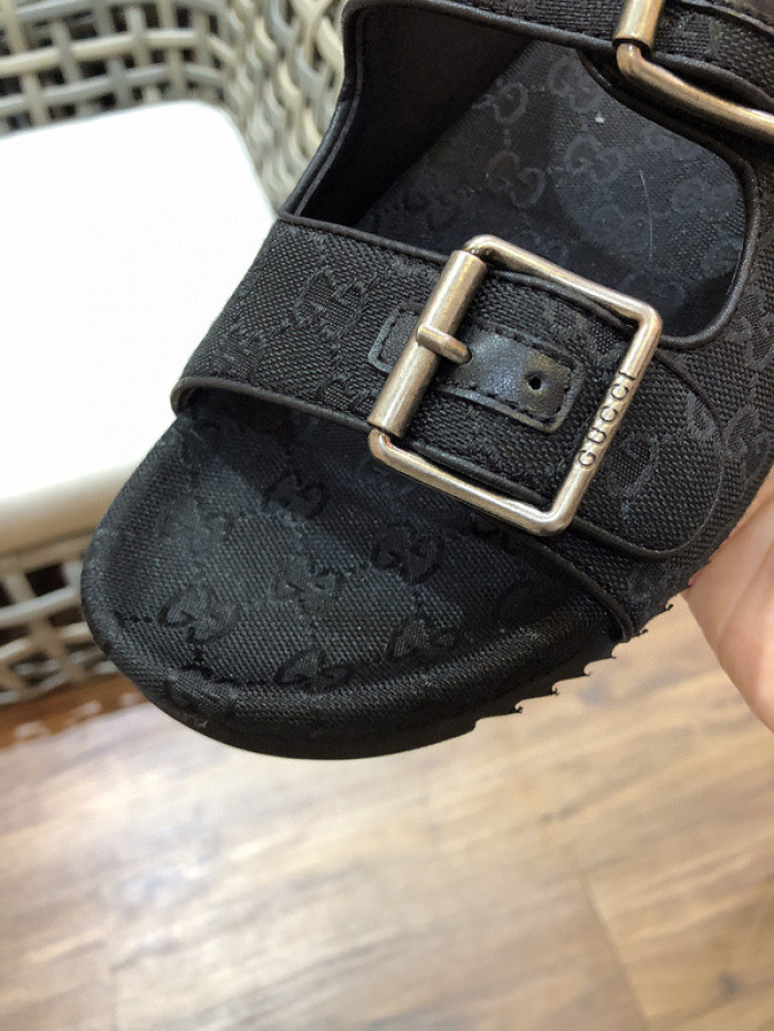 G*u*i sandals
