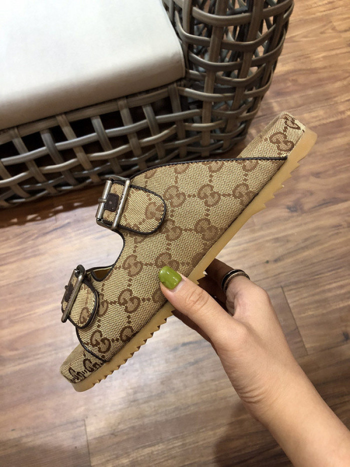 G*u*i sandals