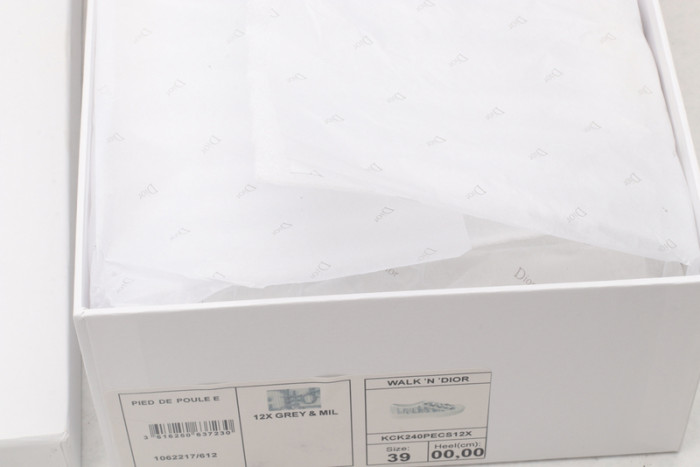 d1or b23 sneaker